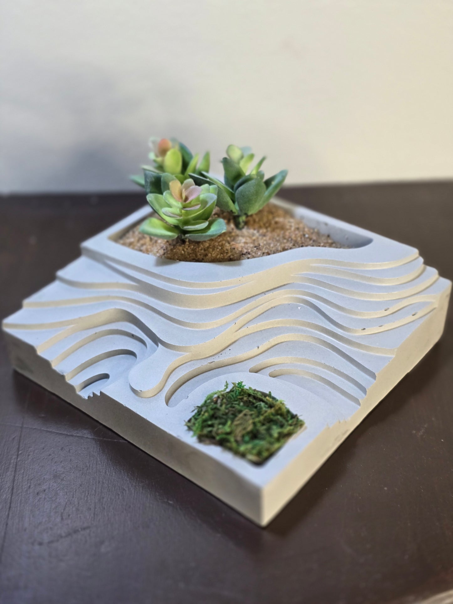 Layered Wavy Planter (Decoration not included)