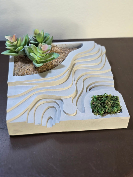 Layered Wavy Planter (Decoration not included)